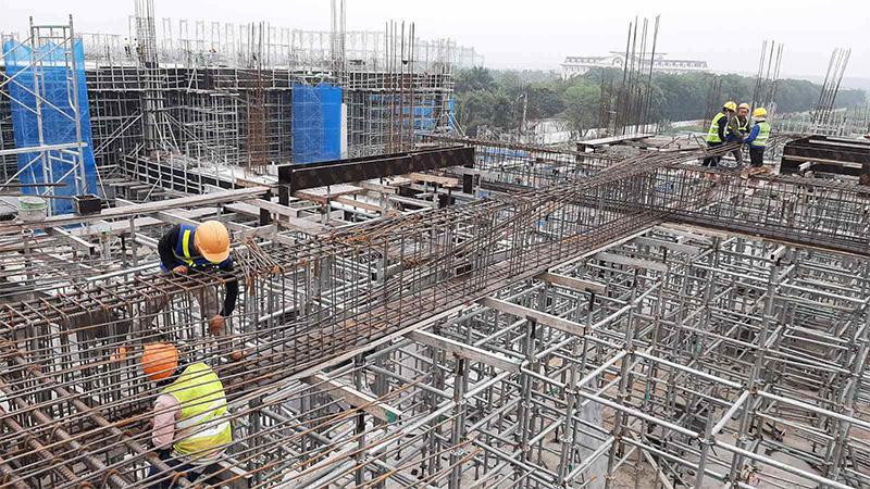 Công nhân miệt mài làm việc tại nhiều dự án trọng điểm