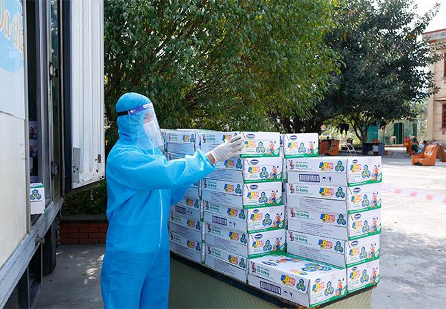 Các nhân viên của Vinamilk đã cố gắng để kịp thời mang sữa và niềm vui đến với các em nhỏ trong điều kiện phòng dịch nghiêm ngặt tại các điểm cách ly Các nhân viên của Vinamilk đã cố gắng để kịp thời mang sữa và niềm vui đến với các em nhỏ trong điều kiện phòng dịch nghiêm ngặt tại các điểm cách ly