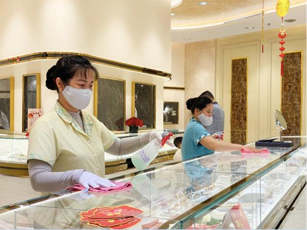 Quầy kệ trưng bày và tủ kính, những bề mặt khách hàng có thể tiếp xúc luôn được vệ sinh sát khuẩn liện tục.