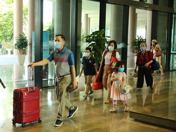 Du khách tại quần thể FLC nghiêm túc thực hiện các quy định y tế