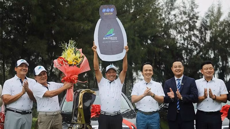 Chủ tịch Tập đoàn FLC – ông Trịnh Văn Quyết trao giải thưởng HIO 10 tỷ đồng cho golfer Trần Huy Cương Chủ tịch Tập đoàn FLC – ông Trịnh Văn Quyết trao giải thưởng HIO 10 tỷ đồng cho golfer Trần Huy Cương