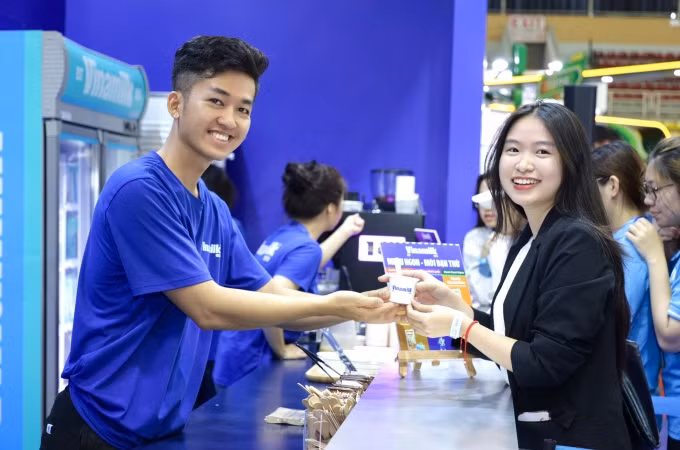 Pha chế thức uống sáng tạo là một hướng đi mới của Vinamilk để tăng cường tiếp cận nhóm người tiêu dùng tương lai (GenZ, Gen Alpha) Pha chế thức uống sáng tạo là một hướng đi mới của Vinamilk để tăng cường tiếp cận nhóm người tiêu dùng tương lai (GenZ, Gen Alpha)