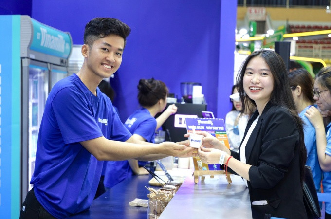 Pha chế thức uống sáng tạo là một hướng đi mới của Vinamilk để tăng cường tiếp cận nhóm người tiêu dùng tương lai (GenZ, Gen Alpha)