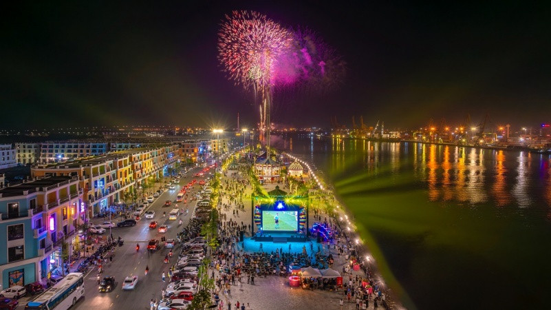 Bắn pháo hoa 120m đã trở thành “đặc sản” vào cuối tuần tại Quảng trường Hoàng Gia châu Âu Royal Square