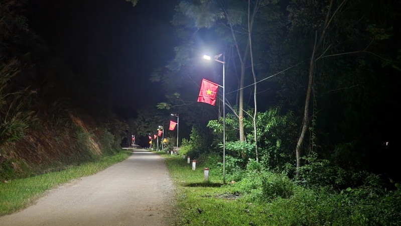 Con đường núi heo hút đi qua huyện Chi Lăng, tỉnh Lạng Sơn đã được thắp sáng bằng đèn năng lượng mặt trời Con đường núi heo hút đi qua huyện Chi Lăng, tỉnh Lạng Sơn đã được thắp sáng bằng đèn năng lượng mặt trời