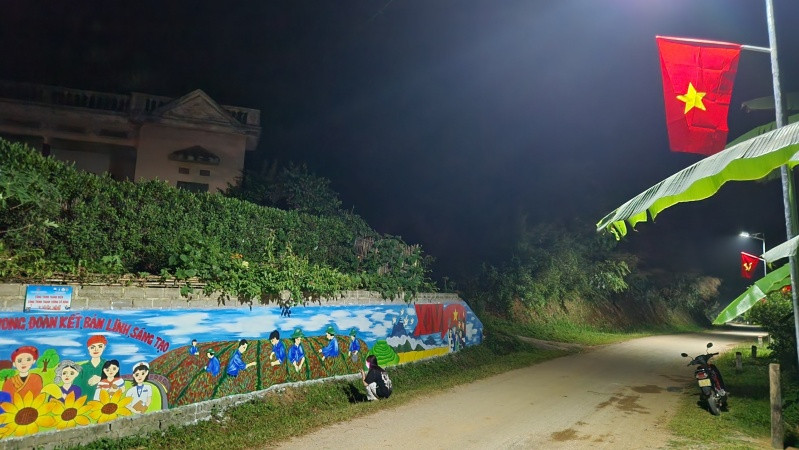 Đêm tối đã không còn đáng sợ với những cột đèn năng lượng mặt trời được lắp đặt bởi các “chiến sĩ” sinh viên tình nguyện Đêm tối đã không còn đáng sợ với những cột đèn năng lượng mặt trời được lắp đặt bởi các “chiến sĩ” sinh viên tình nguyện