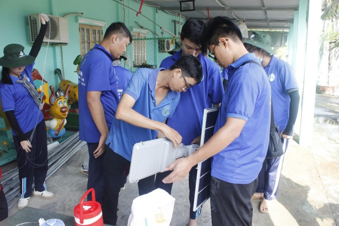 Sinh viên tình nguyện lắp đặt đèn năng lượng mặt trời tại xã Phú Long, huyện Bình Đại, tỉnh Bến Tre Sinh viên tình nguyện lắp đặt đèn năng lượng mặt trời tại xã Phú Long, huyện Bình Đại, tỉnh Bến Tre