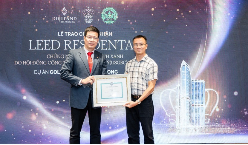 Đại diện USGBC trao chứng chỉ LEED Residential - Silver cho dự án Golden Crown Hai Phong cho DOJILAND Đại diện USGBC trao chứng chỉ LEED Residential - Silver cho dự án Golden Crown Hai Phong cho DOJILAND