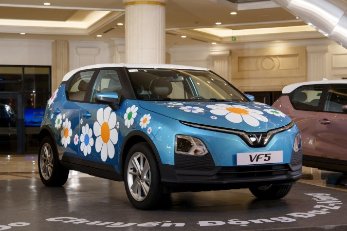 Với thiết kế năng động và màu sơn độc đáo, VF 5 Plus dải màu mới được dự đoán sẽ “gây sốt” vào ngày mở cọc 7/7/2024. Với thiết kế năng động và màu sơn độc đáo, VF 5 Plus dải màu mới được dự đoán sẽ “gây sốt” vào ngày mở cọc 7/7/2024.