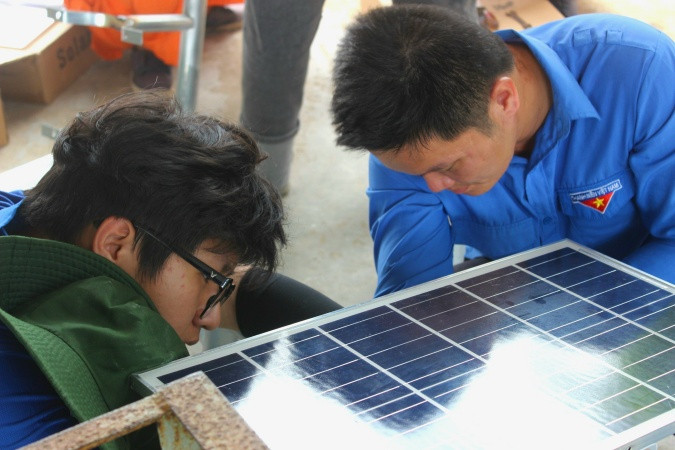 Sinh viên tình nguyện Đại học Kinh tế - Luật, Đại học Quốc gia TP. Hồ Chí Minh lắp đặt đèn năng lượng mặt trời tại xã Phú Long, huyện Bình Đại, tỉnh Bến Tre Sinh viên tình nguyện Đại học Kinh tế - Luật, Đại học Quốc gia TP. Hồ Chí Minh lắp đặt đèn năng lượng mặt trời tại xã Phú Long, huyện Bình Đại, tỉnh Bến Tre