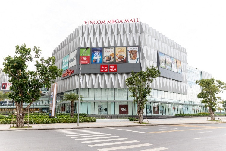 Vincom Mega Mall Grand Park nằm tại tâm điểm đại đô thị Vinhomes Grand Park (TP Thủ Đức, TP HCM), với tổng diện tích hơn 45.000m2 lấy cảm hứng từ phong cách “Park-In-Mall” đã chính thức khai trương