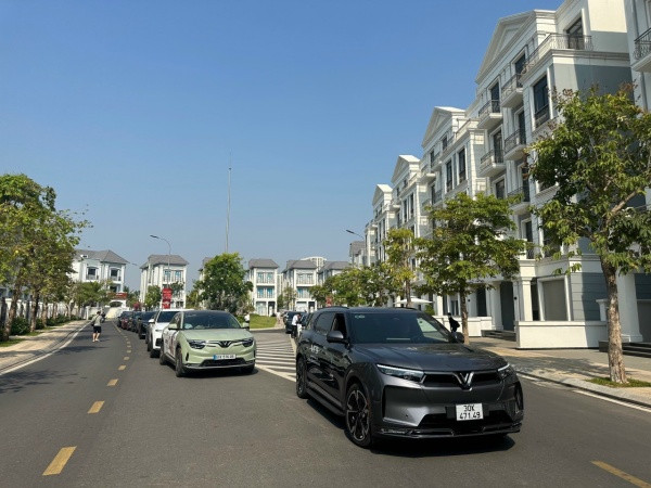 “Thời điểm vàng” để người Việt chuyển đổi sang phương tiện xanh nhờ chính sách của VinFast. “Thời điểm vàng” để người Việt chuyển đổi sang phương tiện xanh nhờ chính sách của VinFast.