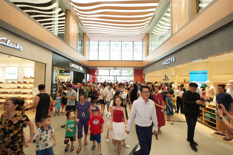 Vincom Plaza Bắc Giang với 4 mặt tiền giáp các tuyến đường lớn mang phong cách kiến trúc Vị Lai (Futuristic) cũng chính thức khai trương sáng ngày 27/7