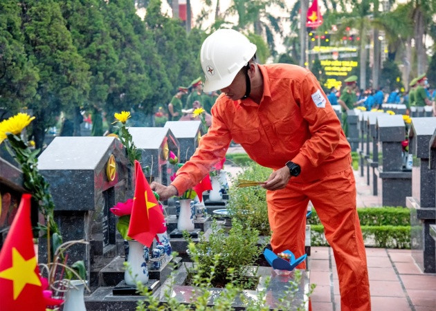 Cán bộ công nhân viên EVNHANOI đến viếng thăm những Nghĩa trang liệt sỹ thể hiện lòng biết ơn sâu sắc với các Anh hùng liệt sỹ