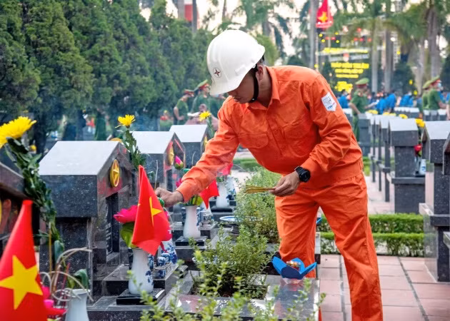 Cán bộ công nhân viên EVNHANOI đến viếng thăm những Nghĩa trang liệt sỹ thể hiện lòng biết ơn sâu sắc với các Anh hùng liệt sỹ Cán bộ công nhân viên EVNHANOI đến viếng thăm những Nghĩa trang liệt sỹ thể hiện lòng biết ơn sâu sắc với các Anh hùng liệt sỹ