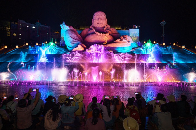 Xem show nhạc nước bên tượng Di Lặc là một trải nghiệm hấp dẫn vào buổi tối trên đỉnh núi Bà Đen. Ảnh: Sun World Ba Den Mountain