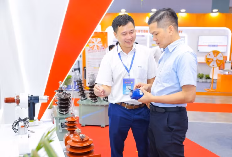 Khách tìm hiểu sản phẩm của Gelex Electric.