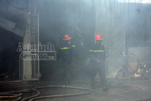 Xảy cháy lớn tại một kho hàng gần trung tâm Hà Nội ảnh 13