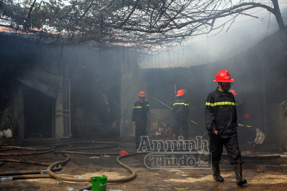 Xảy cháy lớn tại một kho hàng gần trung tâm Hà Nội ảnh 14