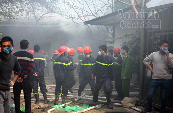 Xảy cháy lớn tại một kho hàng gần trung tâm Hà Nội ảnh 17