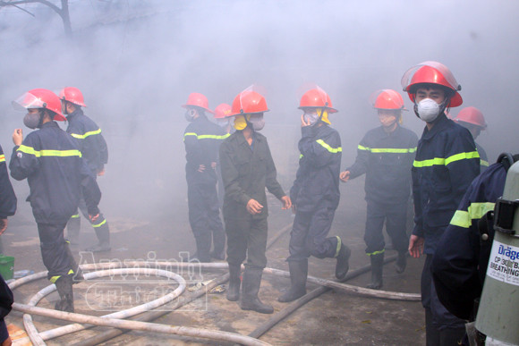 Xảy cháy lớn tại một kho hàng gần trung tâm Hà Nội ảnh 16