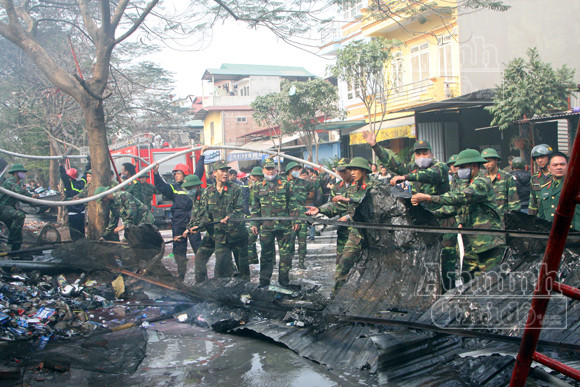 Xảy cháy lớn tại một kho hàng gần trung tâm Hà Nội ảnh 25