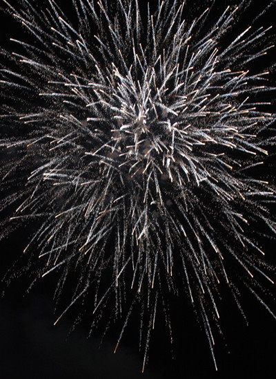 Rộn ràng niềm vui trong ánh sáng rực rỡ của pháo hoa đêm giao thừa ảnh 7 Rộn ràng niềm vui trong ánh sáng rực rỡ của pháo hoa đêm giao thừa ảnh 7