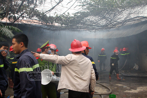 Xảy cháy lớn tại một kho hàng gần trung tâm Hà Nội ảnh 15