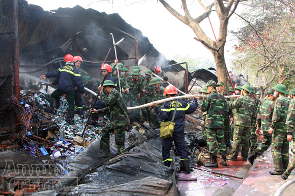 Xảy cháy lớn tại một kho hàng gần trung tâm Hà Nội ảnh 23