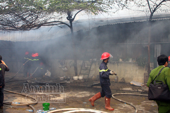 Xảy cháy lớn tại một kho hàng gần trung tâm Hà Nội ảnh 18