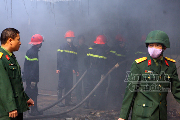 Xảy cháy lớn tại một kho hàng gần trung tâm Hà Nội ảnh 19