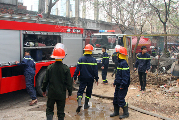 Xảy cháy lớn tại một kho hàng gần trung tâm Hà Nội ảnh 12