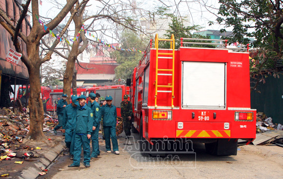 Xảy cháy lớn tại một kho hàng gần trung tâm Hà Nội ảnh 22