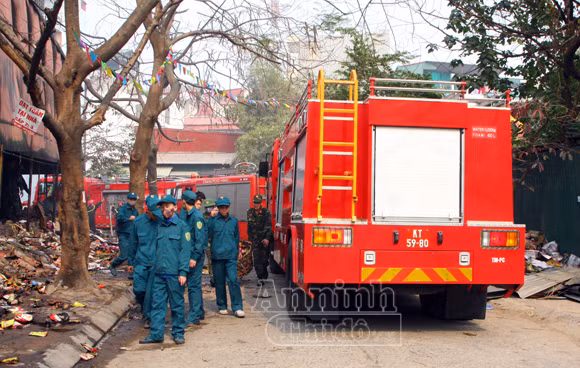 Xảy cháy lớn tại một kho hàng gần trung tâm Hà Nội ảnh 22