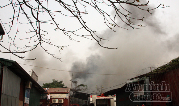 Xảy cháy lớn tại một kho hàng gần trung tâm Hà Nội ảnh 11