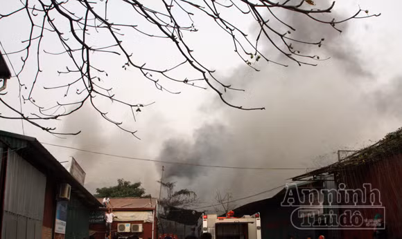 Xảy cháy lớn tại một kho hàng gần trung tâm Hà Nội ảnh 11
