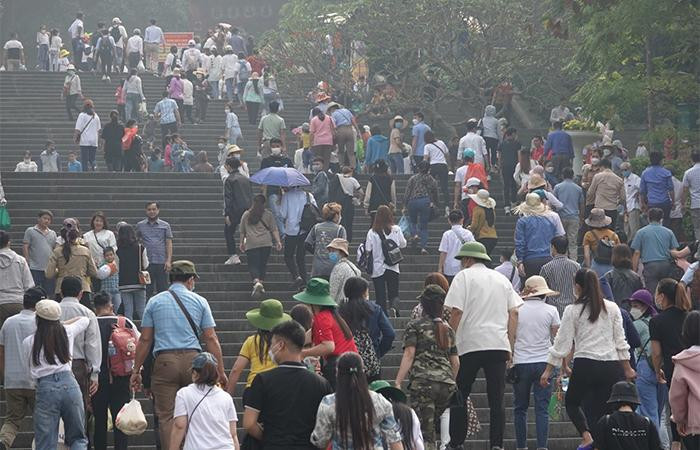 Hàng vạn người đến Đền Hùng dịp giỗ Tổ Hàng vạn người đến Đền Hùng dịp giỗ Tổ