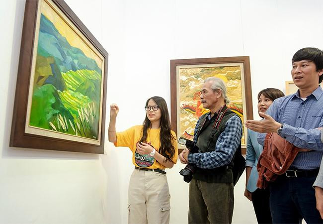 Minh Ngọc đang thực hiện dự án nghệ thuật cá nhân với sự hỗ trợ từ các hoạ sĩ nhiều năm kinh nghiệm