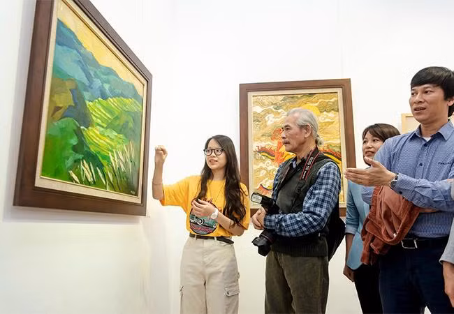 Minh Ngọc đang thực hiện dự án nghệ thuật cá nhân với sự hỗ trợ từ các hoạ sĩ nhiều năm kinh nghiệm Minh Ngọc đang thực hiện dự án nghệ thuật cá nhân với sự hỗ trợ từ các hoạ sĩ nhiều năm kinh nghiệm