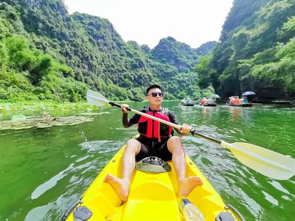 Du khách chèo thuyền kayak khám phá Tràng An Du khách chèo thuyền kayak khám phá Tràng An
