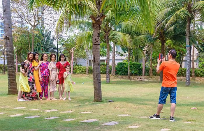 Du khách tham quan, chụp hình tại khuôn viên xanh mát của FLC Sầm Sơn Du khách tham quan, chụp hình tại khuôn viên xanh mát của FLC Sầm Sơn