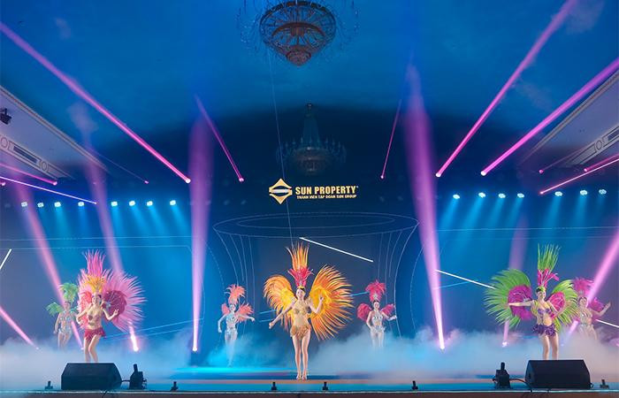 Những tiết mục nghệ thuật dàn dựng công phu khuấy động không khí sự kiện kick off. Những tiết mục nghệ thuật dàn dựng công phu khuấy động không khí sự kiện kick off.