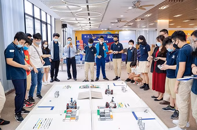 Hội thảo "Robot EV3 - So tài chiến binh Robot" được tổ chức bởi các Học sinh tài năng lĩnh vực STEM - Robotics (Trung tâm GATE) nhằmgiới thiệu những kiến thức thú vị về robot và cùng nhau tham gia hoạt động thi đấu mô phỏng những cuộc thi robot có tiếng trên thế giới. Hội thảo "Robot EV3 - So tài chiến binh Robot" được tổ chức bởi các Học sinh tài năng lĩnh vực STEM - Robotics (Trung tâm GATE) nhằmgiới thiệu những kiến thức thú vị về robot và cùng nhau tham gia hoạt động thi đấu mô phỏng những cuộc thi robot có tiếng trên thế giới.