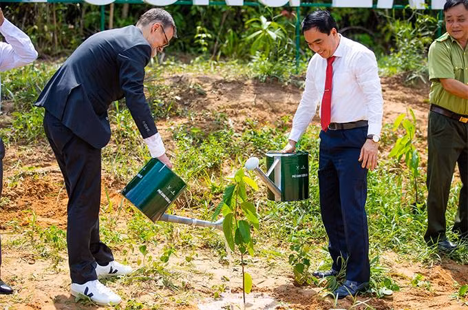 Ông Emmanuel Bret - Phó Tổng giám đốc VinFast phụ trách kinh doanh và marketing toàn cầu và ông Huỳnh Quang Hưng - Chủ tịch UBND thành phố Phú Quốc, tỉnh Kiên Giang cùng nhau khởi động dự án “Phủ xanh tương lai”. Ông Emmanuel Bret - Phó Tổng giám đốc VinFast phụ trách kinh doanh và marketing toàn cầu và ông Huỳnh Quang Hưng - Chủ tịch UBND thành phố Phú Quốc, tỉnh Kiên Giang cùng nhau khởi động dự án “Phủ xanh tương lai”.
