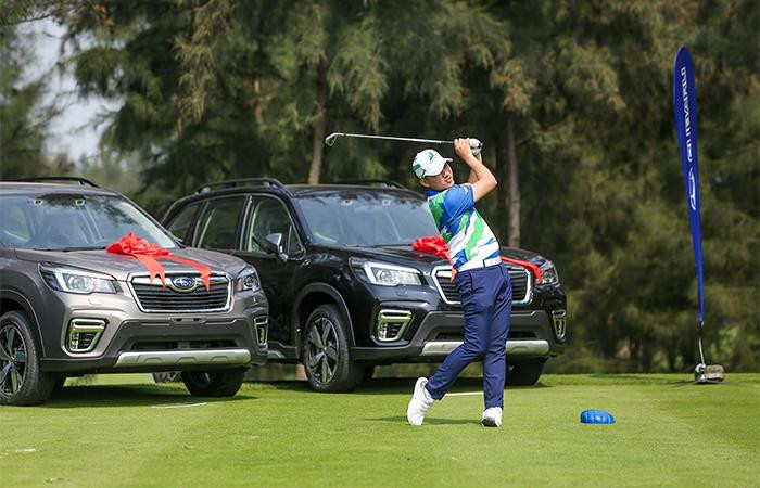 Các golfer ra sân thi đấu trong không khí sôi nổi và hào hứng
