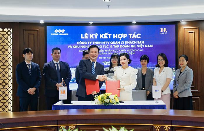 Đại diện FLC Hotels &amp; Resorts và Tập đoàn JHL kí kết thỏa thuận hợp tác.