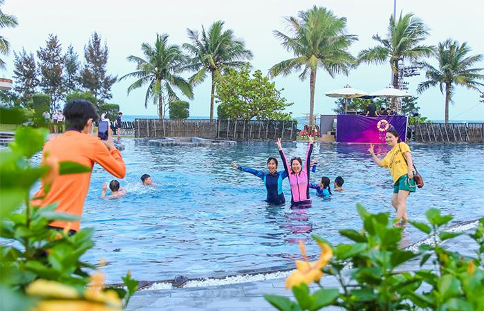 Du khách giải nhiệt mùa hè ở bể bơi nước mặn lớn nhất Việt Nam tại FLC Sầm Sơn. Du khách giải nhiệt mùa hè ở bể bơi nước mặn lớn nhất Việt Nam tại FLC Sầm Sơn.