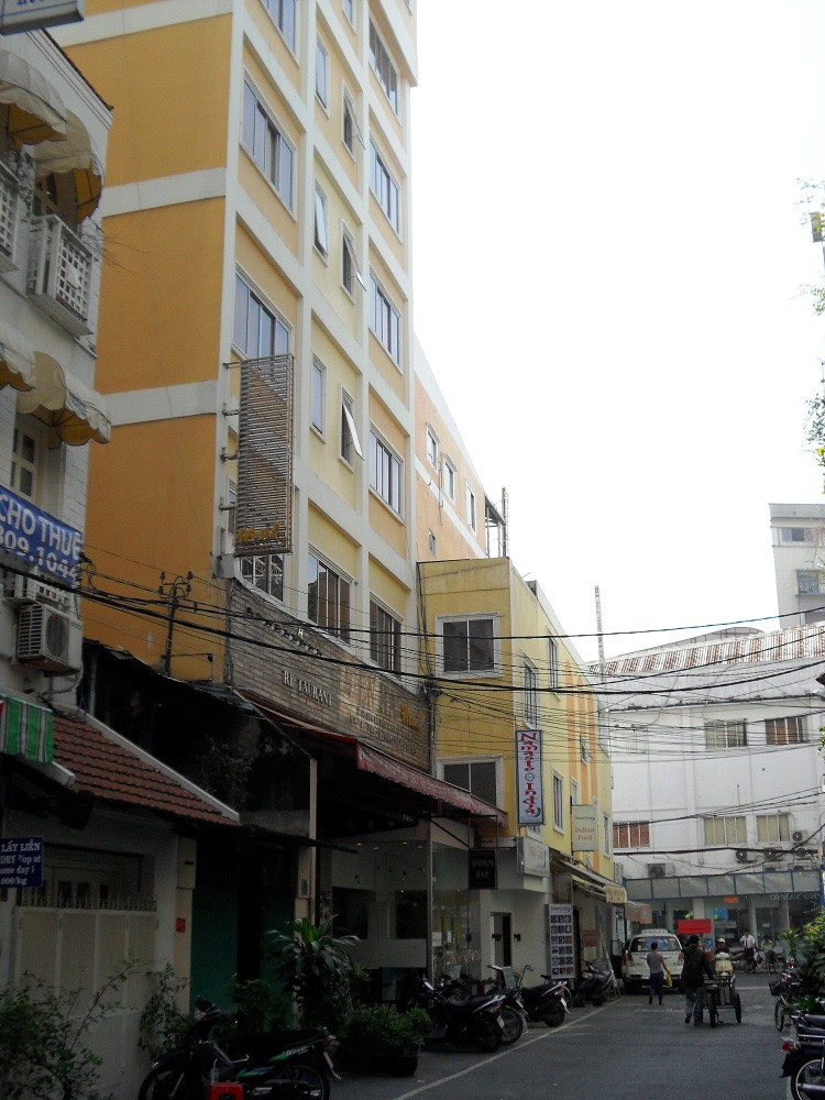 Theo một số người dân, tòa nhà màu vàng số 28/2- 28/4 Bùi Viện trước kia là Khách sạn Liên Hà (nơi ở của bà Hà), hiện đã cho một số người nước ngoài thuê. Hơn một năm nay chưa thấy bà Hà quay lại đây.