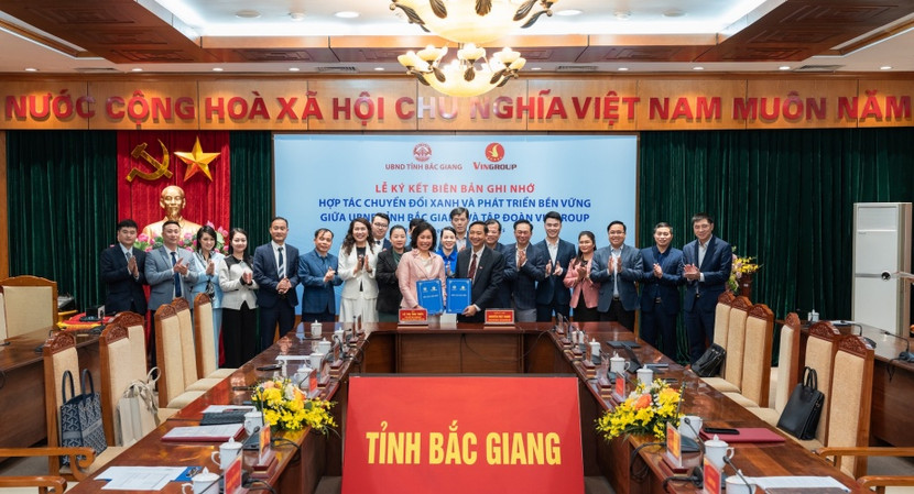 Ông Nguyễn Việt Oanh, Chủ tịch UBND tỉnh Bắc Giang và bà Lê Thị Thu Thuỷ - Phó chủ tịch tập đoàn Vingroup tại lễ ký kết