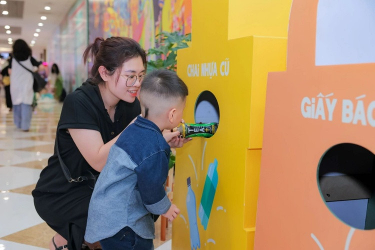 Trải nghiệm sống xanh tại TTTM Vincom thu hút khách hàng mọi lứa tuổi. Nguồn: Vincom Trải nghiệm sống xanh tại TTTM Vincom thu hút khách hàng mọi lứa tuổi. Nguồn: Vincom